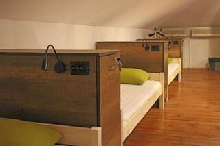 Гостевой дом Best Rest Guest House Пловдив Кровать в общем 8-местном номере для мужчин и женщин-8